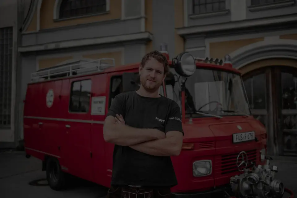 Christian Rock vor seinem Feuerwehrauto