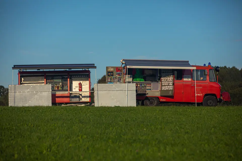 Feuerwehrauto und Durstlöschzug auf einer Wiese