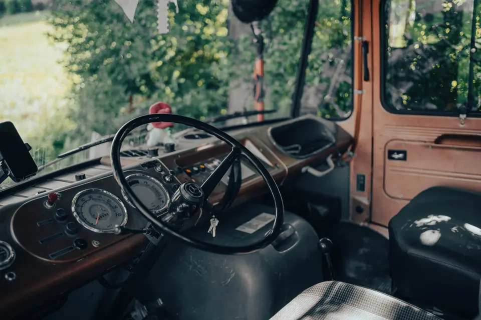 Cockpit mit Lenkrad des Oldtimers
