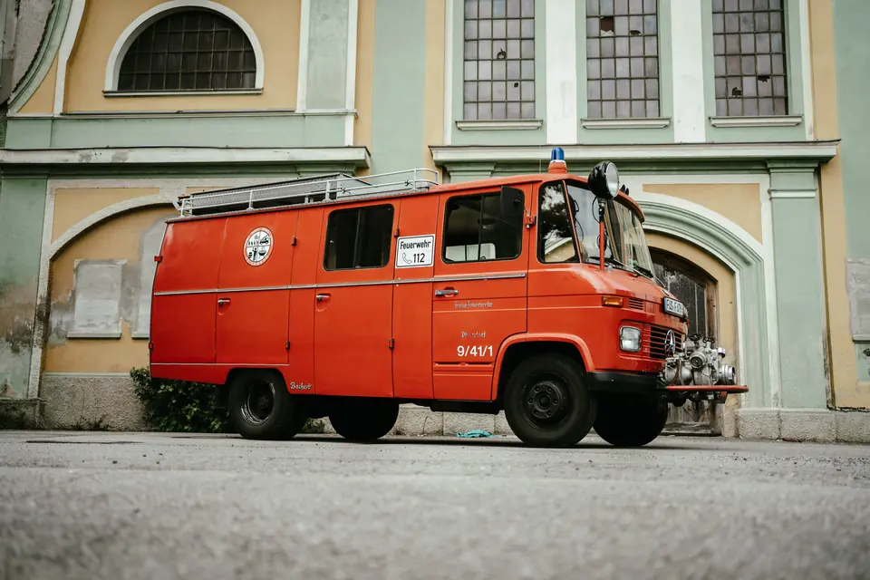 Seitenansicht des roten Feuerwehrautos