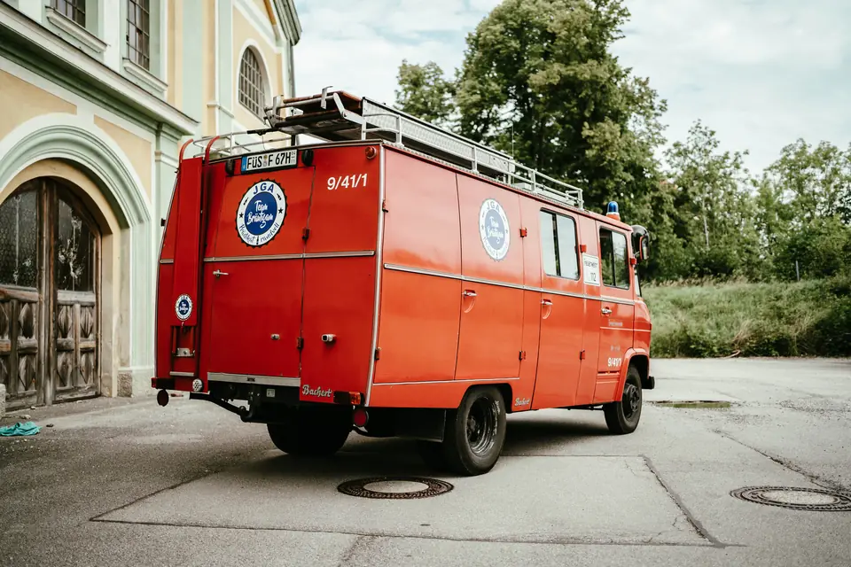 Das Feuerwehrauto von schräg hinten
