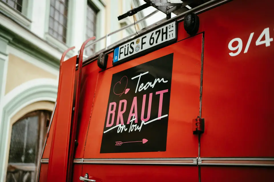 Aufkleber „Team Braut“ auf der Tür
