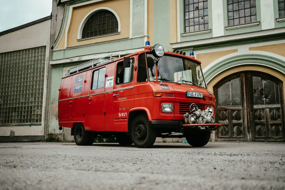 Das Feuerwehrauto mit Blumenschmuck