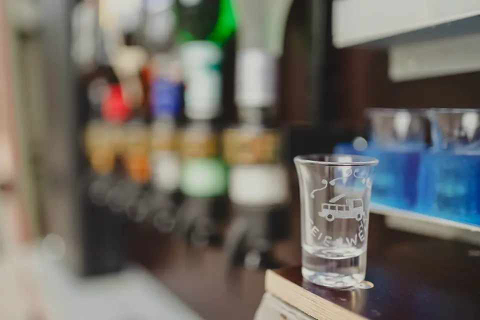 Schnapsglas vor der Bar