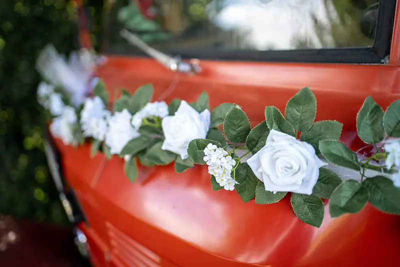 Weiße Rosen am Feuerwehrauto