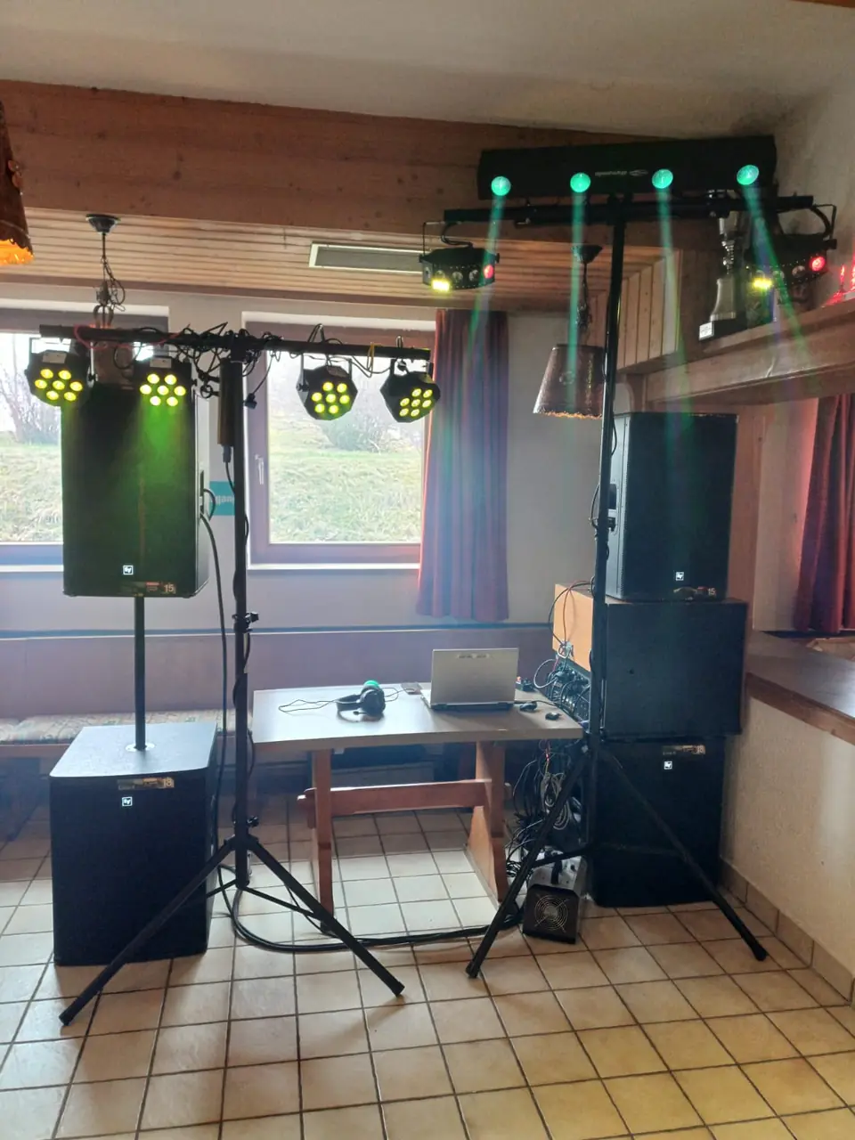 PA-Anlage mit Lichtstativ