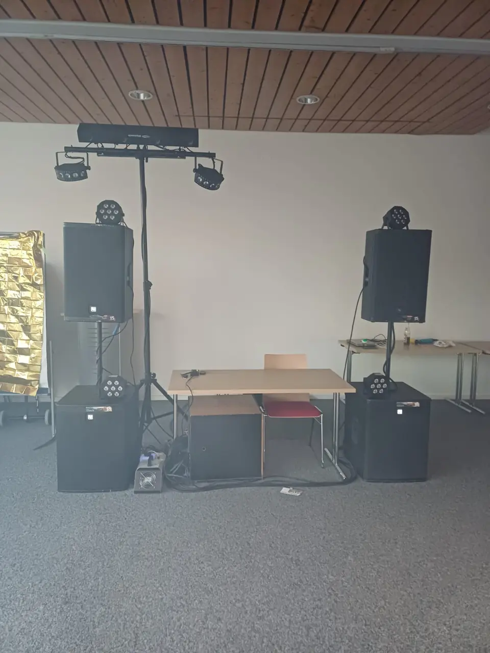 Aufgebaute Lautsprecher und Licht