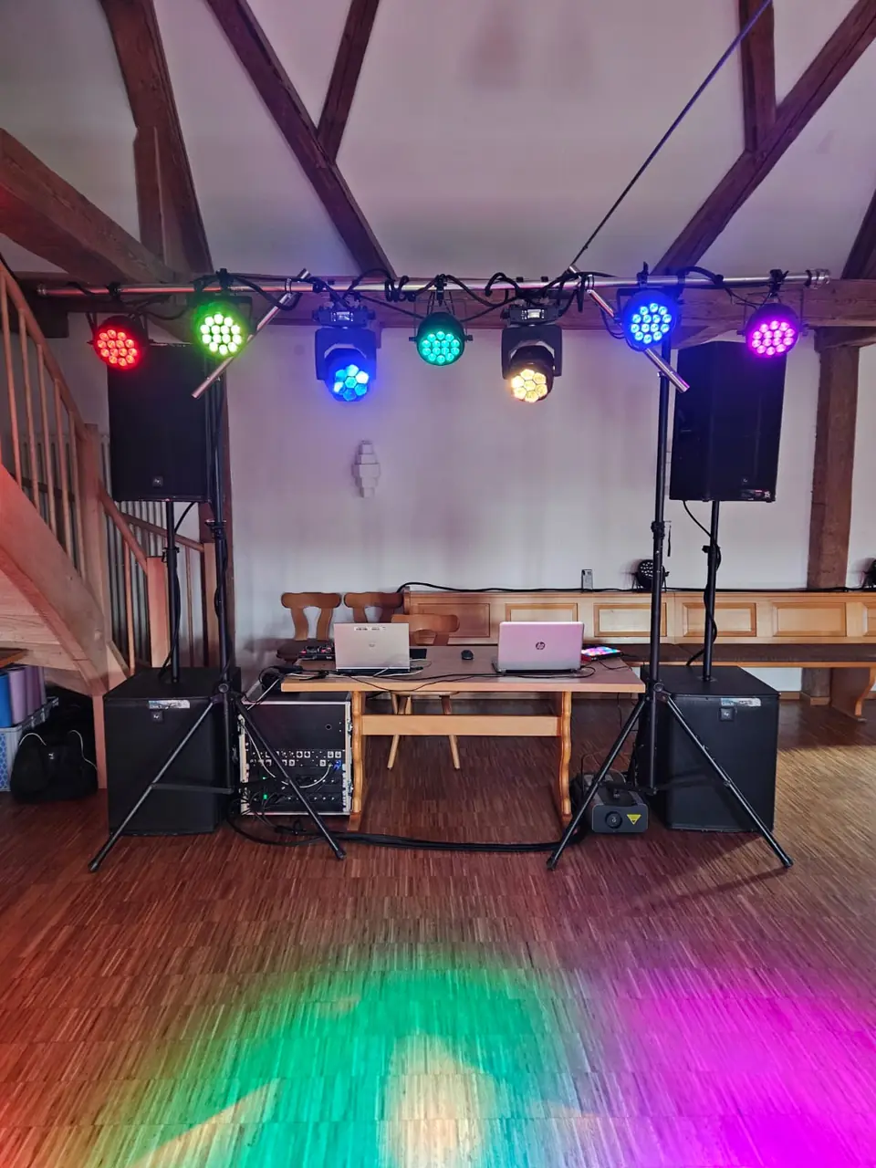 Bühne mit Moving Heads und bunten Lichtern