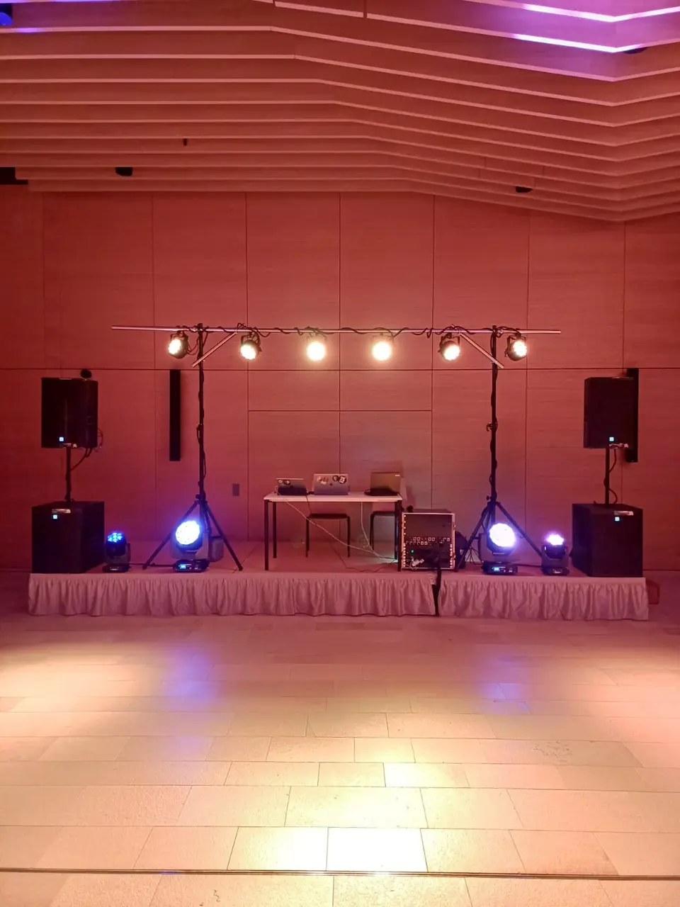 Saal mit Lichttechnik in Rot