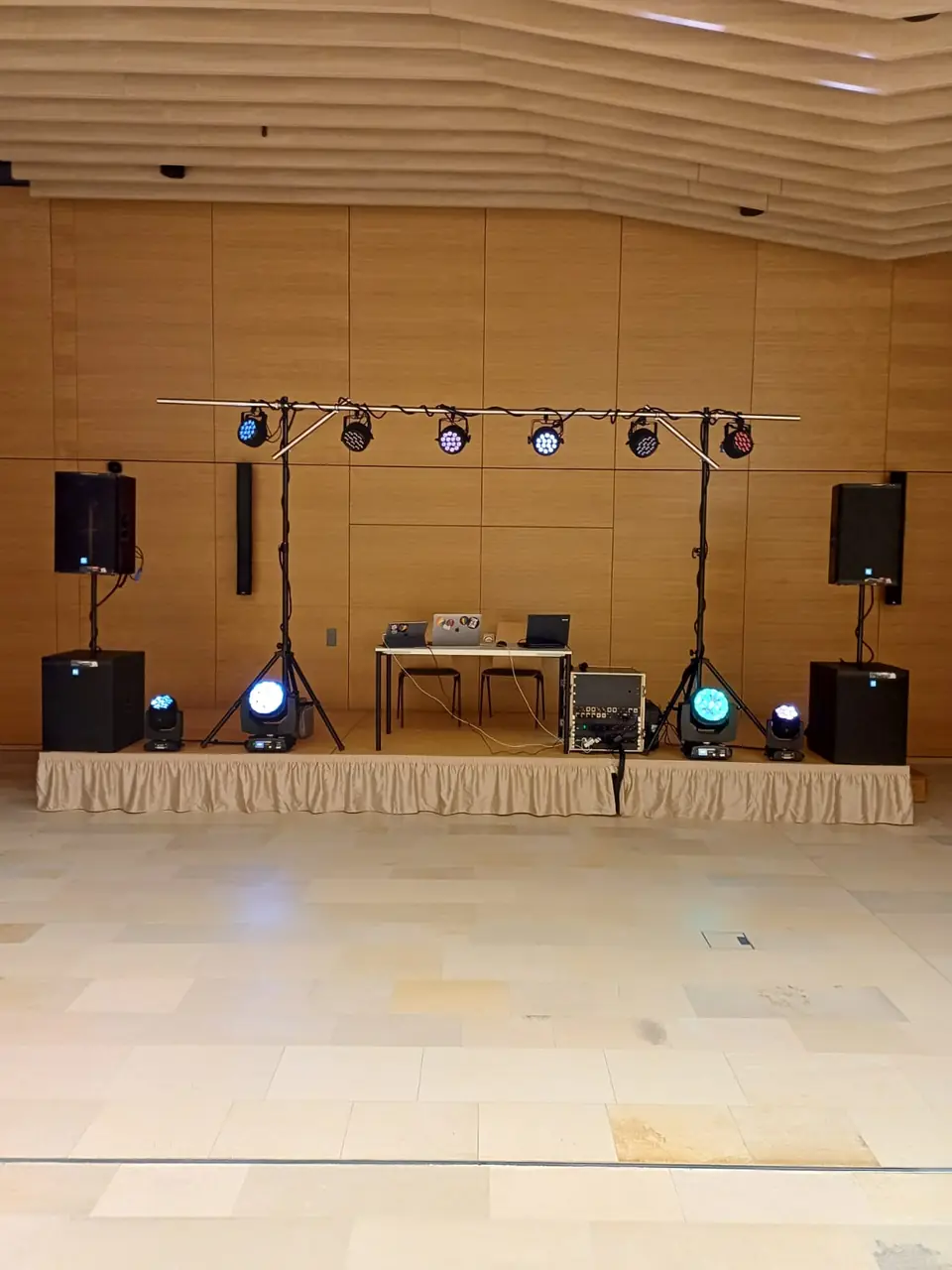 Aufgebaute Ton- und Lichttechnik im Saal