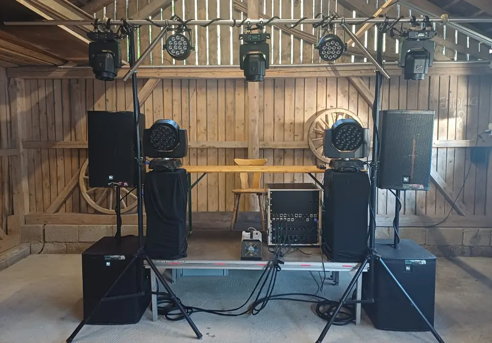 Moving Heads und Lautsprecher in einer Scheune