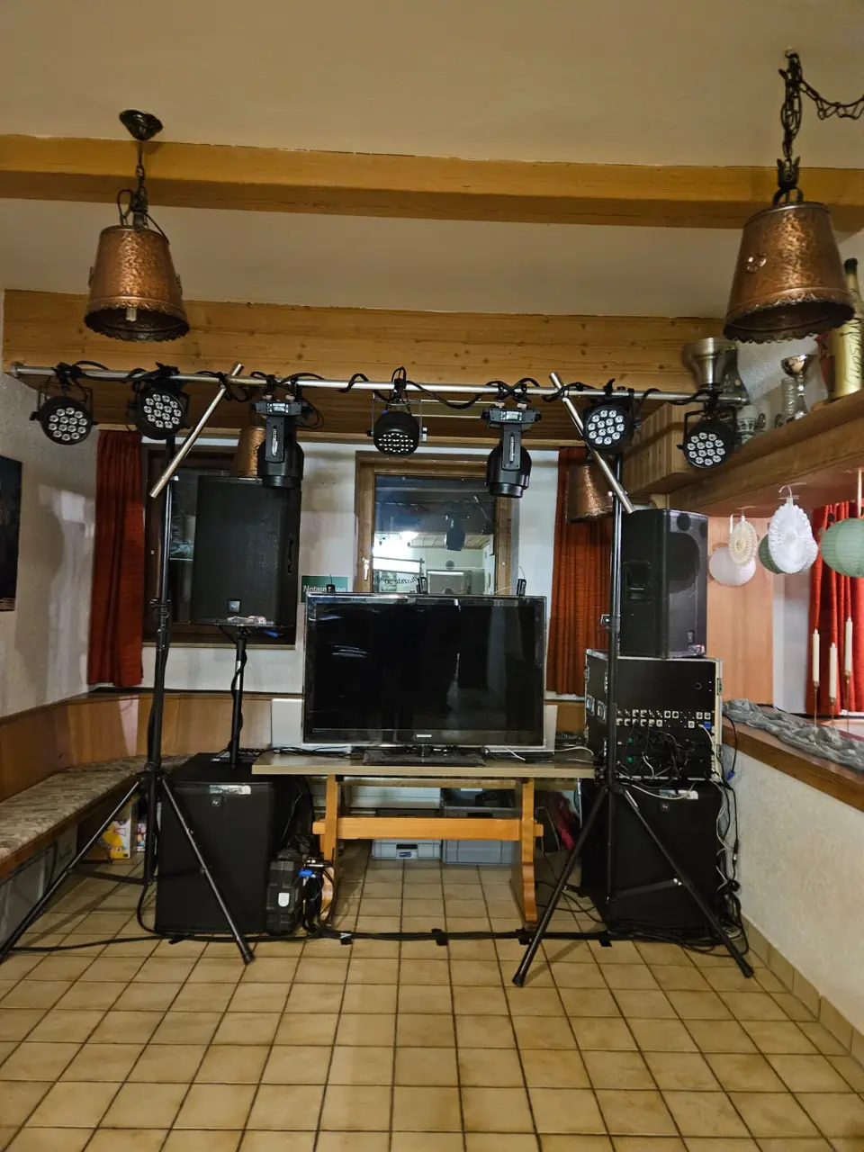 DJ-Pult mit Lautsprechern