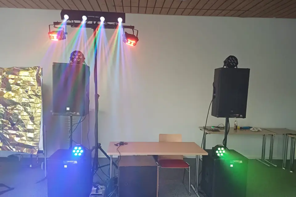 PA-Anlage mit bunten Lichteffekten