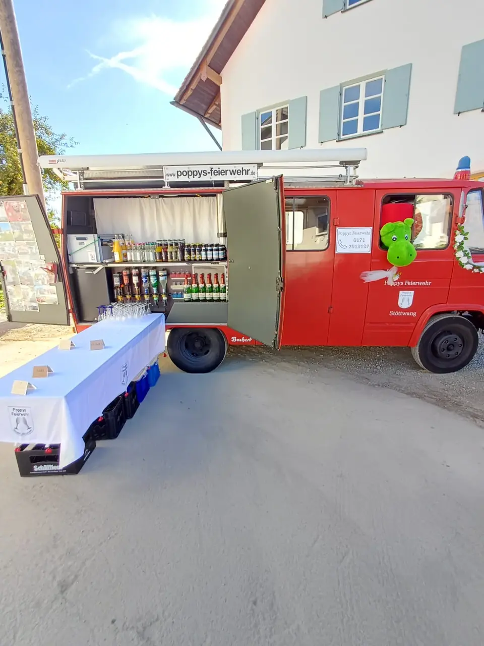 Bar-Aufbau am Feuerwehrauto