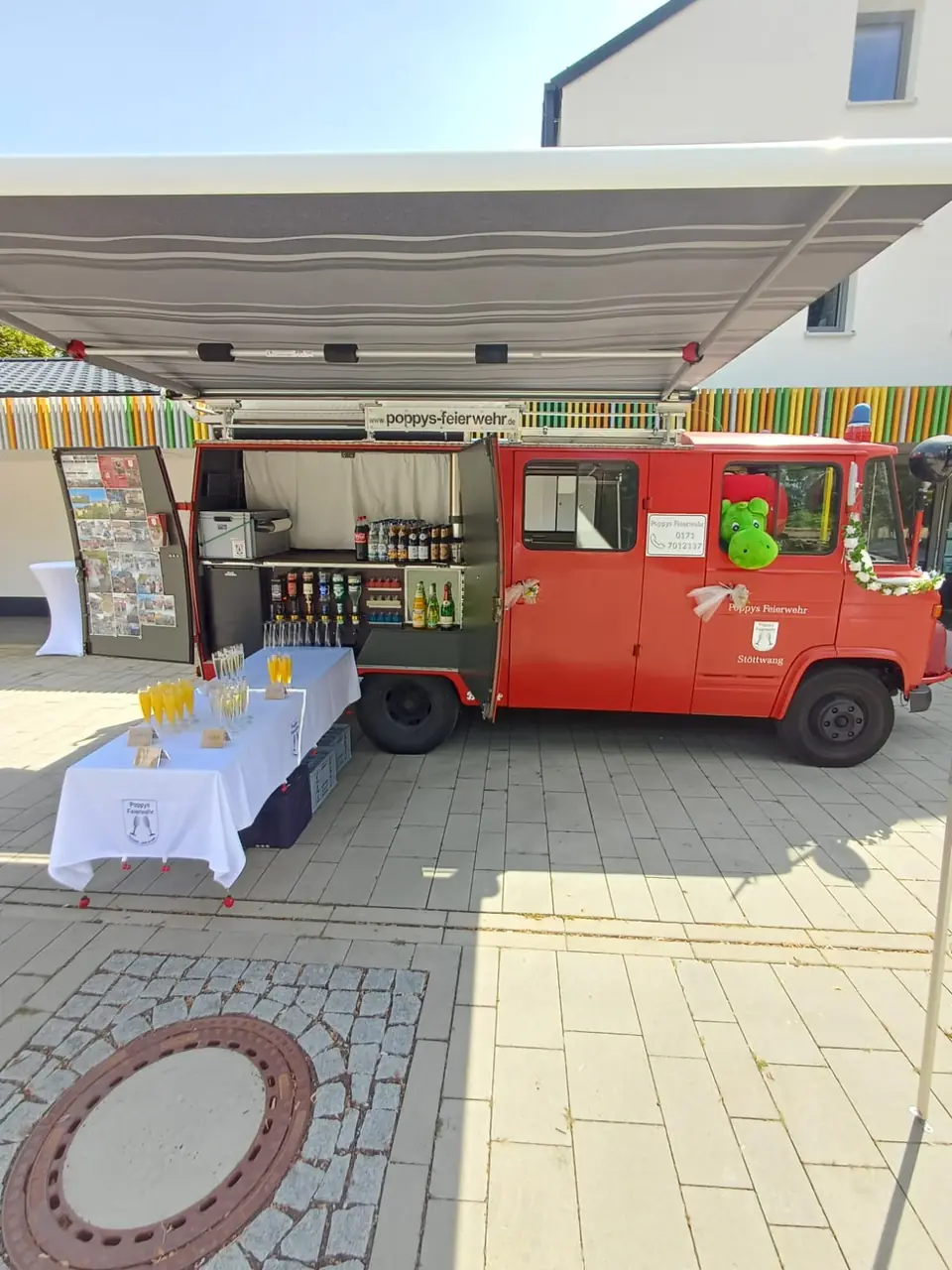 Feuerwehrauto und Durstlöschzug mit Theke