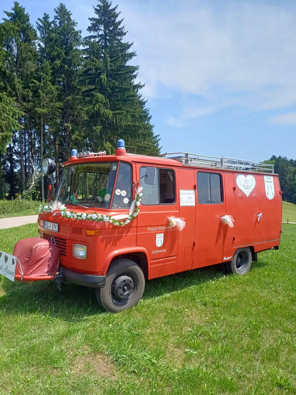 Das geschmückte Feuerwehrauto auf einer Wiese