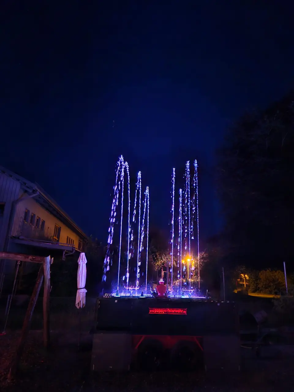 Fächer aus Wasserstrahlen bei Nacht