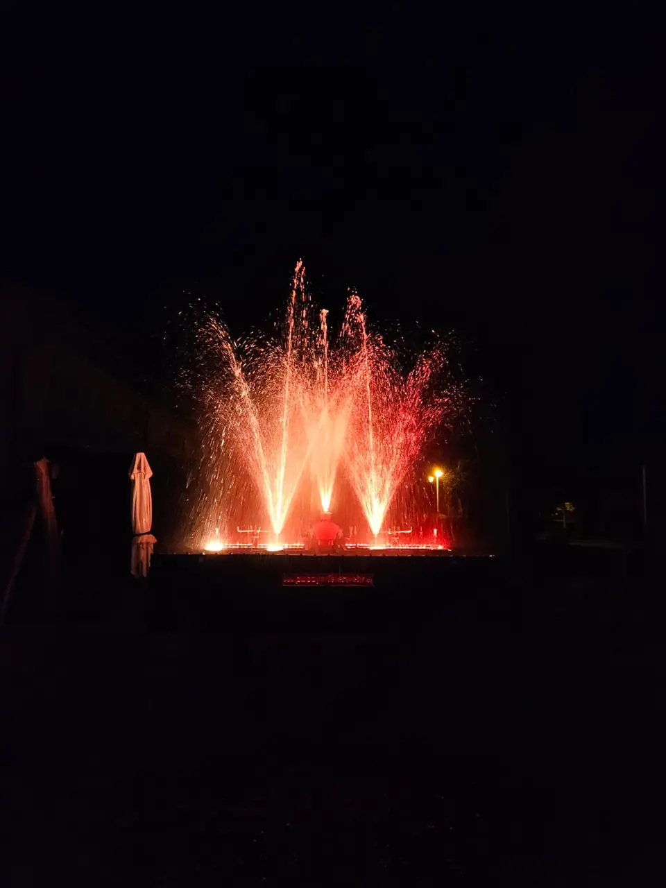 Orange leuchtende Wasserfontänen