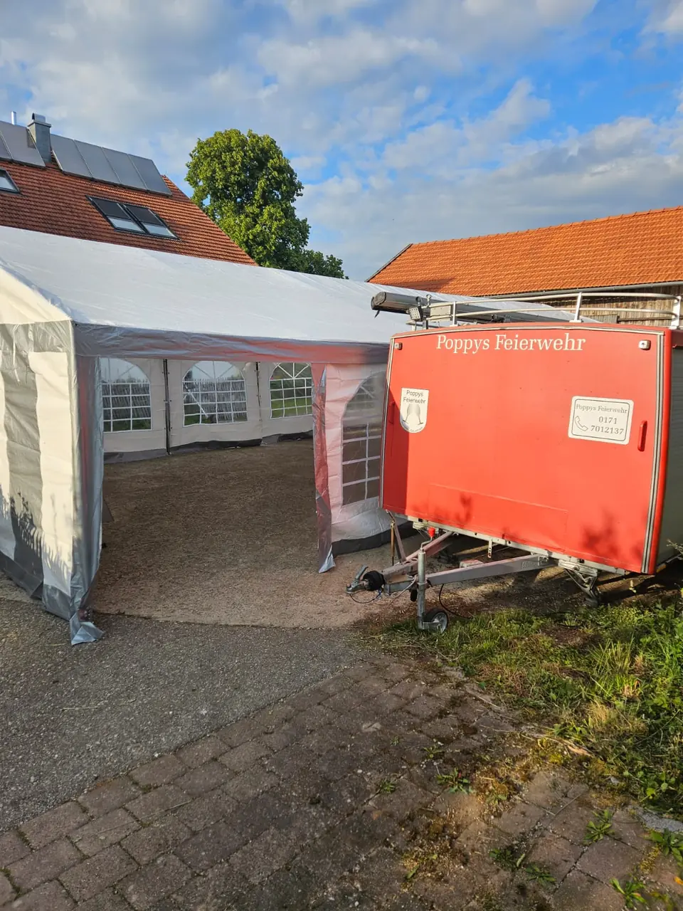 Partyzelt neben dem Anhänger