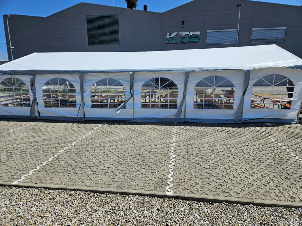 Das aufgebaute Partyzelt 6 × 12 m
